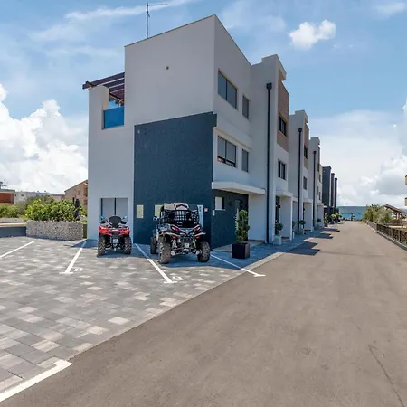 Сasa de vacaciones 2 Bedroom Cozy In Sukošan