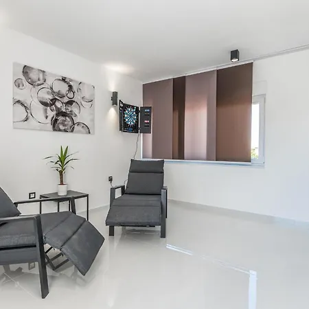 Сasa de vacaciones 2 Bedroom Cozy In Sukošan