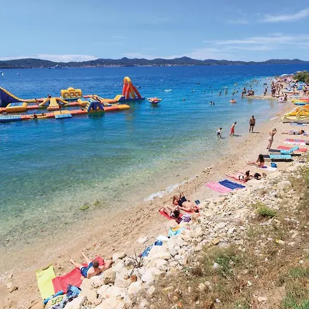 Сasa de vacaciones 2 Bedroom Cozy In Sukošan