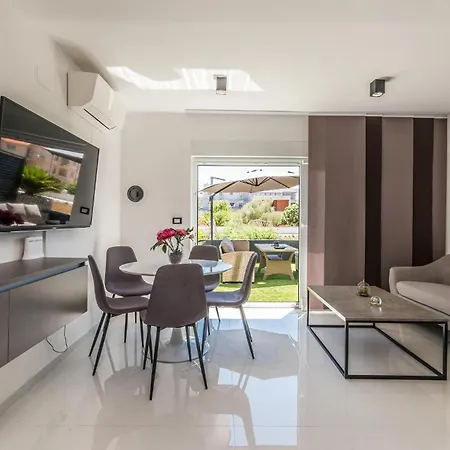 Сasa de vacaciones 2 Bedroom Cozy In Sukošan