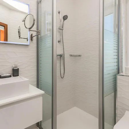 2 Bedroom Cozy In Сasa de vacaciones Sukošan