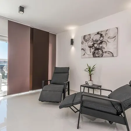 Сasa de vacaciones 2 Bedroom Cozy In Sukošan