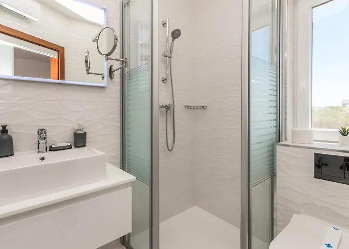 Front In With Wifi Feriehus Sukošan